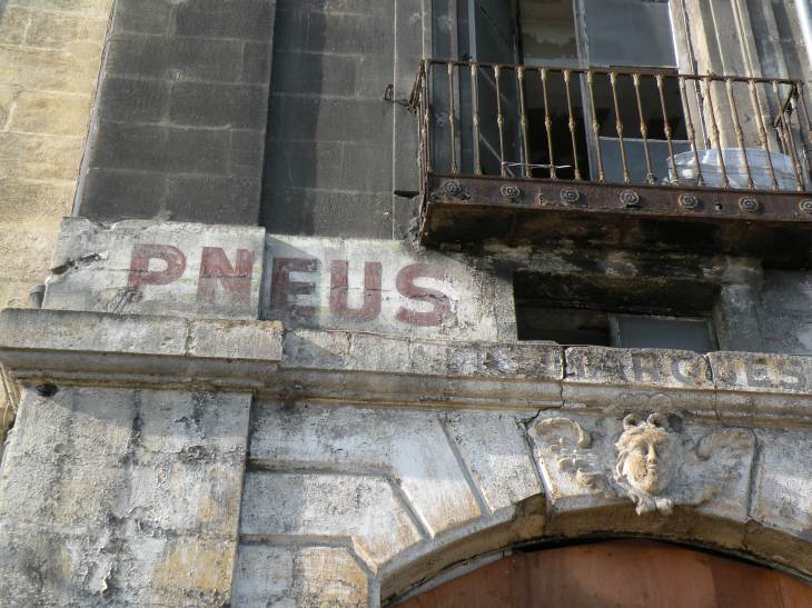  pneus, inscription ancienne